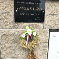 Pamětní deska Václava Suchánka na plotě domu V zápolí 1103/5 na Kačerově