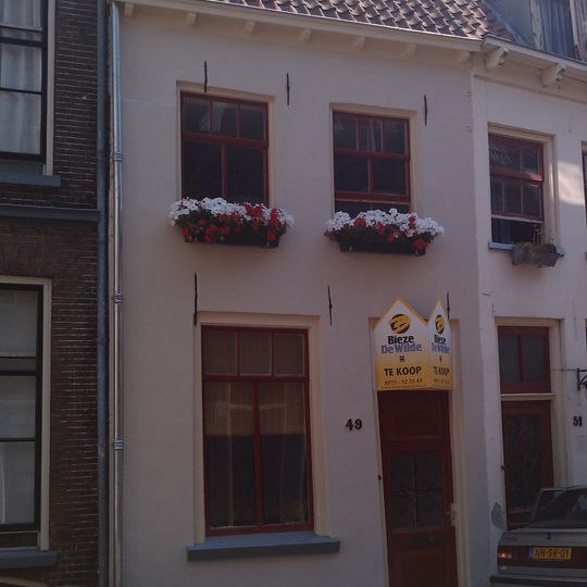 Pandje onder een zadeldak met het nummer 51