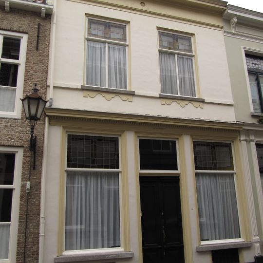 Huis met schilddak en gepleisterde lijstgevel