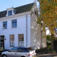 Langgerekt gepleisterde lijstgevel