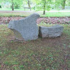 Kamenná plastika u potoka v Husových sadech v Sokolově