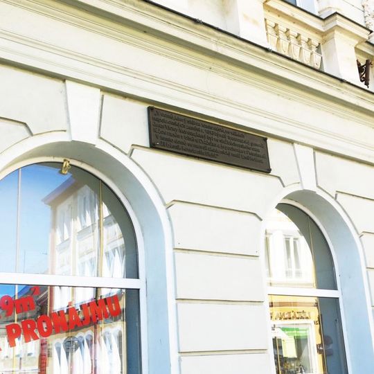 Pamětní deska osobnostem z domu Mírové náměstí 129 v Lounech