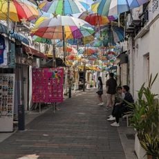 Straße mit Regenschirmen