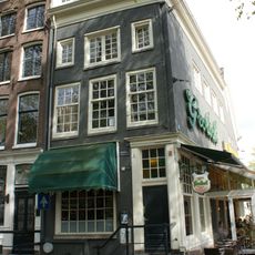 Pand met gevel onder rechte lijst met attiek