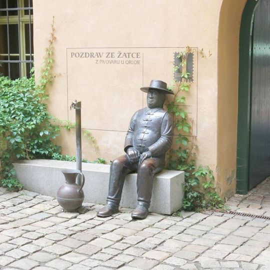 Socha před restaurací U Orloje v Žatci