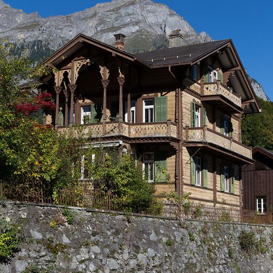 Holzhaus bei der reformierten Kirche
