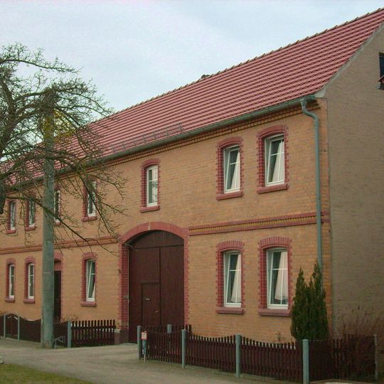Wohnhaus eines Bauernhofs und Feldscheune Dorfstraße 76