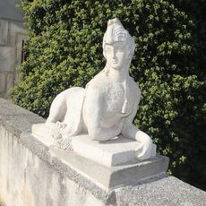 Socha Sfingy vpravo na mostě zámku v Náměšti nad Oslavou