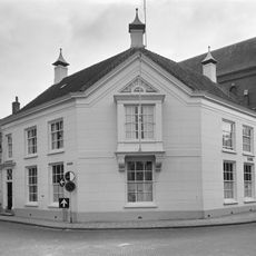 Herenhuis met gebosseerd gepleisterde gevels