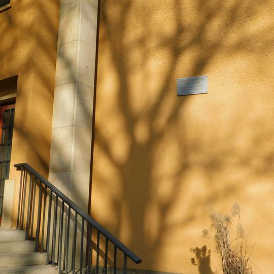 Pamětní deska Giordana Bruna na Planetáriu ve Stromovce