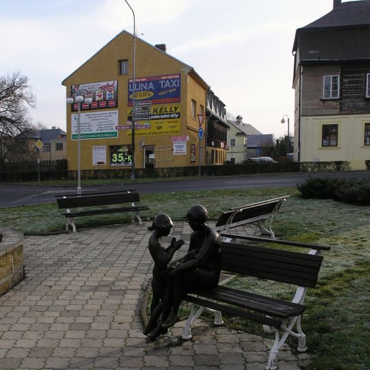 Socha babičky s vnučkou u kašny na Tyršově náměstí v Novém Boru