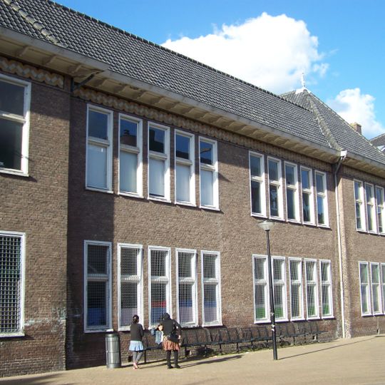 Schoolgebouw, gebouwd als onderdeel van het complex 'Gerardus Majellakerk'.