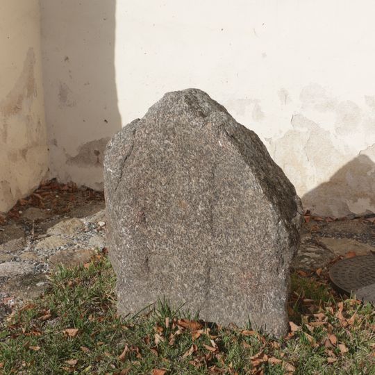 Smírčí kříž u kostela sv. Trojice ve Vladislavi