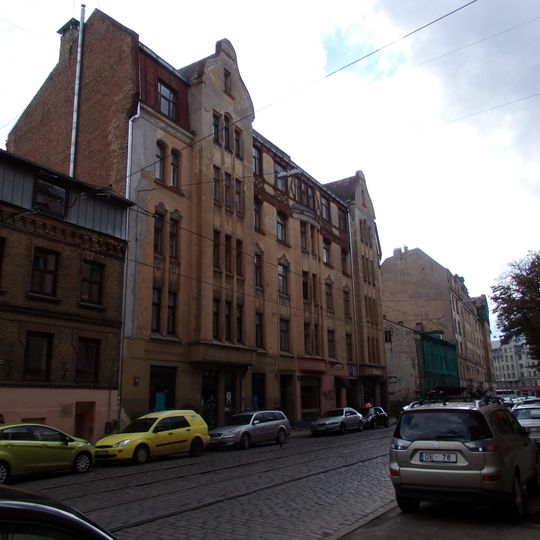 Īres nams ar veikalu