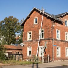 Ehemaliges Bahnmeistereigebäude, später Wohnhaus und Nebengebäude Berthelsdorfer Straße 1