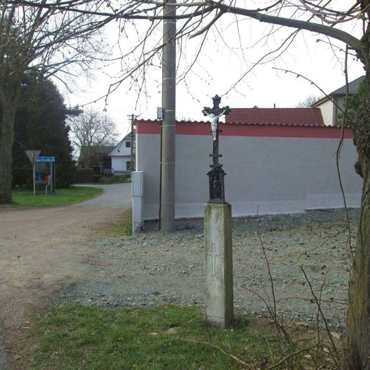 Kříž v Borovnu u pomníku padlým