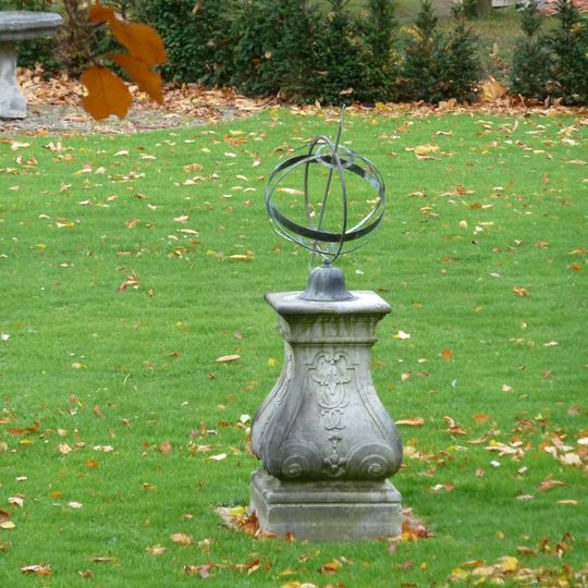Vliek Castle: sundial