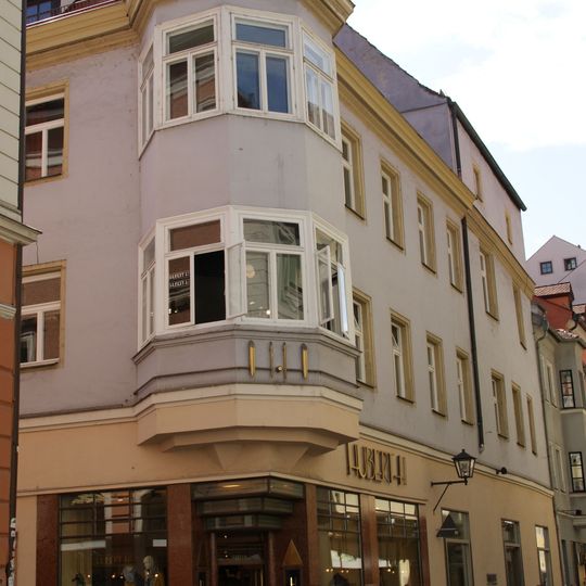 Wohn- und Geschäftshaus, ehemalige Löwenapotheke