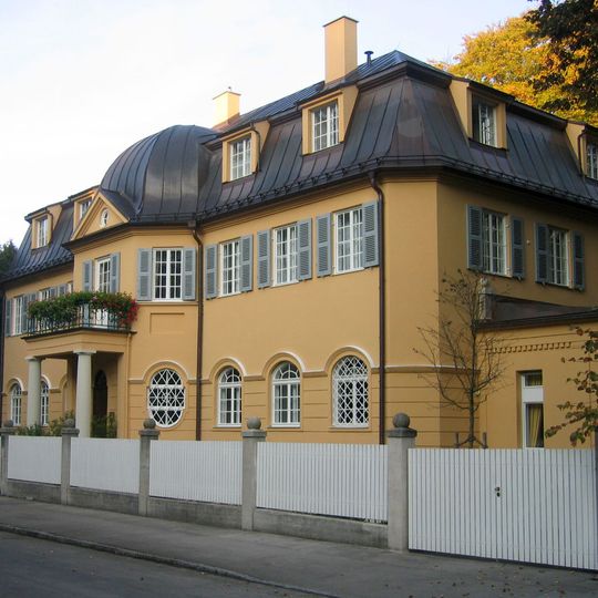 Schlossartige Villa