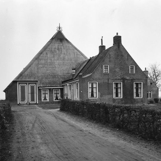 Boerderij met drie zesruitsvensters breed voorhuis onder zadeldak tegen topgevel