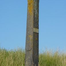 Op de dijk naar Warder een grenspaal in de vorm van een obelisk