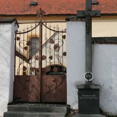 Kříž u kostela v Ledenicích