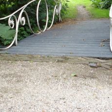 De Tempel: twee natuurstenen bollen