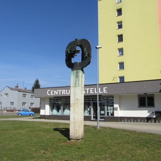 Socha Pancíř a květ v Šumperku na ulici Lidická