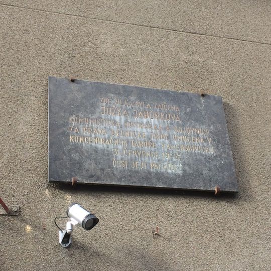 Pamětní deska Jožky Jabůrkové na domě Biskupcova 1845/79 na Žižkově