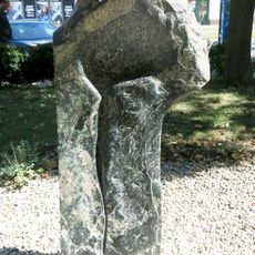 Kamenná plastika Čas na třídě Budovatelů v Mostě