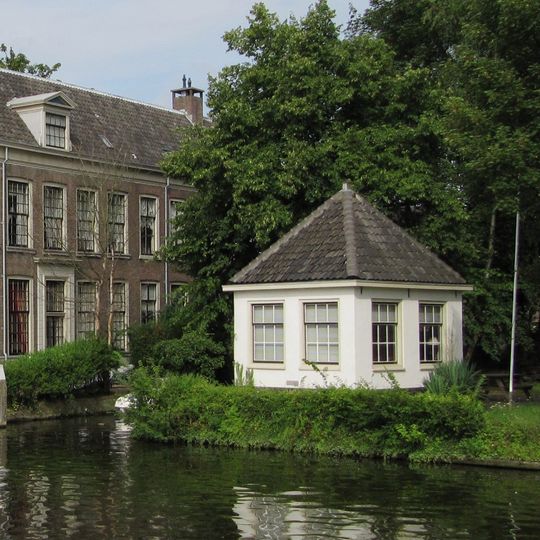 Speelhuis, gepleisterd rechthoekig gebouwtje onder met pannen gedekt tentdak. Op het terrein van het Huis "Middendorp" aan de Vliet