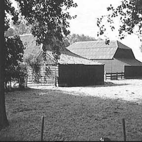 Dwarsdeelschuur, geheel opgetrokken uit gepotdekselde houten delen op bakstenen plint