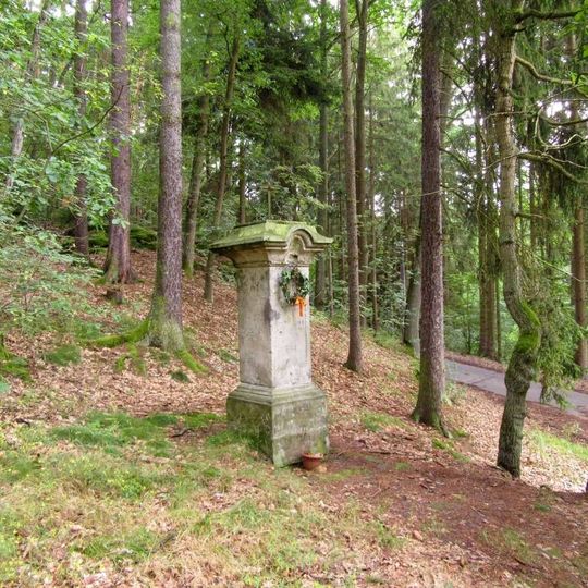 Kříž jihovýchodně od Kvítkova v lese