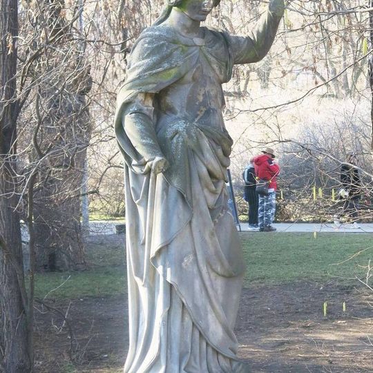 Socha ženy v antickém stylu v parku na ostrově Kampa