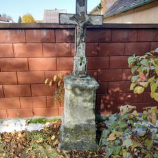 Kříž v Oboře u zdi