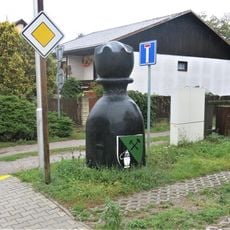 Plastika Černý pěšec u muzea v Nučicích