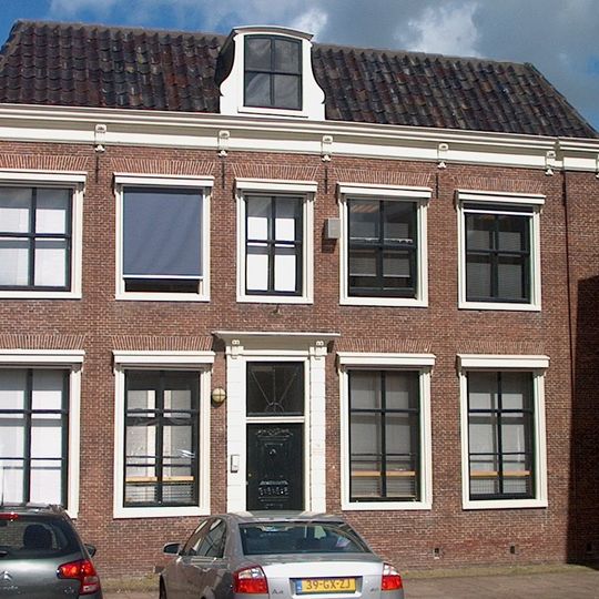 Vijf traveeën breed herenhuis met omlijste ingang