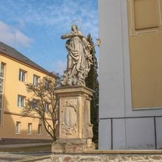 Socha Panny Marie v Horní Libině před kostelem