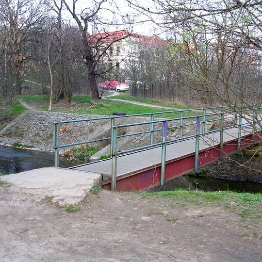 Lávka přes Botič poblíž záběhlické školy