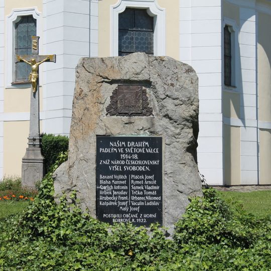 Pomník padlým u kostela sv. Petra a Pavla v Bobrové