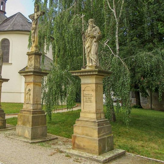 Socha svatého Cyrila v Olšanech za kostelem