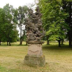 Pomník hraběte Šporka v zámeckém parku ve Valči