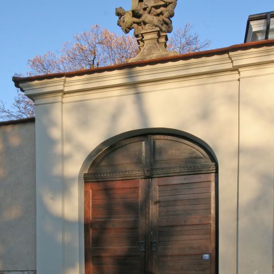 Ohradní zeď u kostela svatého Františka Serafinského v Golčově Jeníkově, s branou