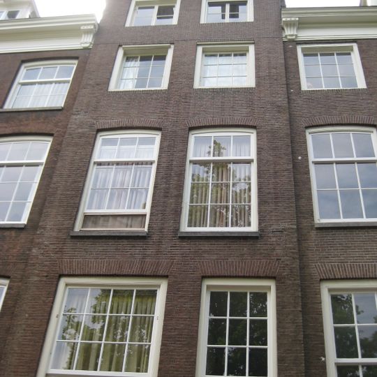 Pand met smalle gevel onder rechte lijst