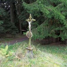 Kříž jižně od Psárova u okraje lesa