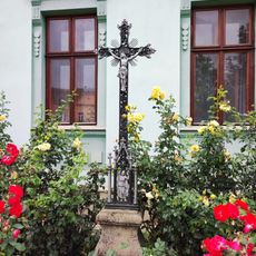 Kříž u domu Faměrovo náměstí 11/26 v Černovicích