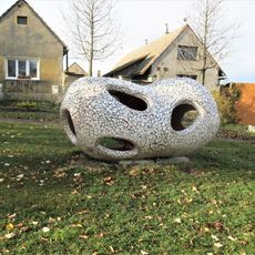 Betonová plastika Vnitřní-vnější na Mírovém náměstí v Líbeznicích