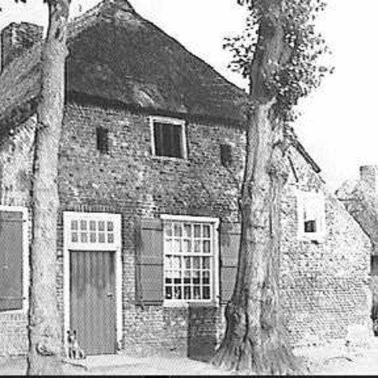 Kleine boerderij van het noord-brabantse langgeveltype, gedekt door rieten wolfsdak