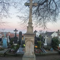 Kříž na hřbitově v Miroslavských Knínicích