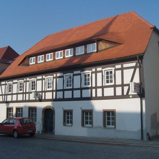 Wohnhaus in halboffener Bebauung mit westlich angebautem Nebengebäude mit Toreinfahrt August-Bebel-Platz 11